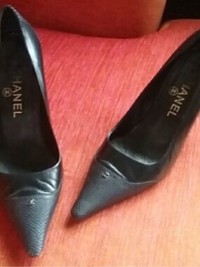 CHANEL Black Pumps